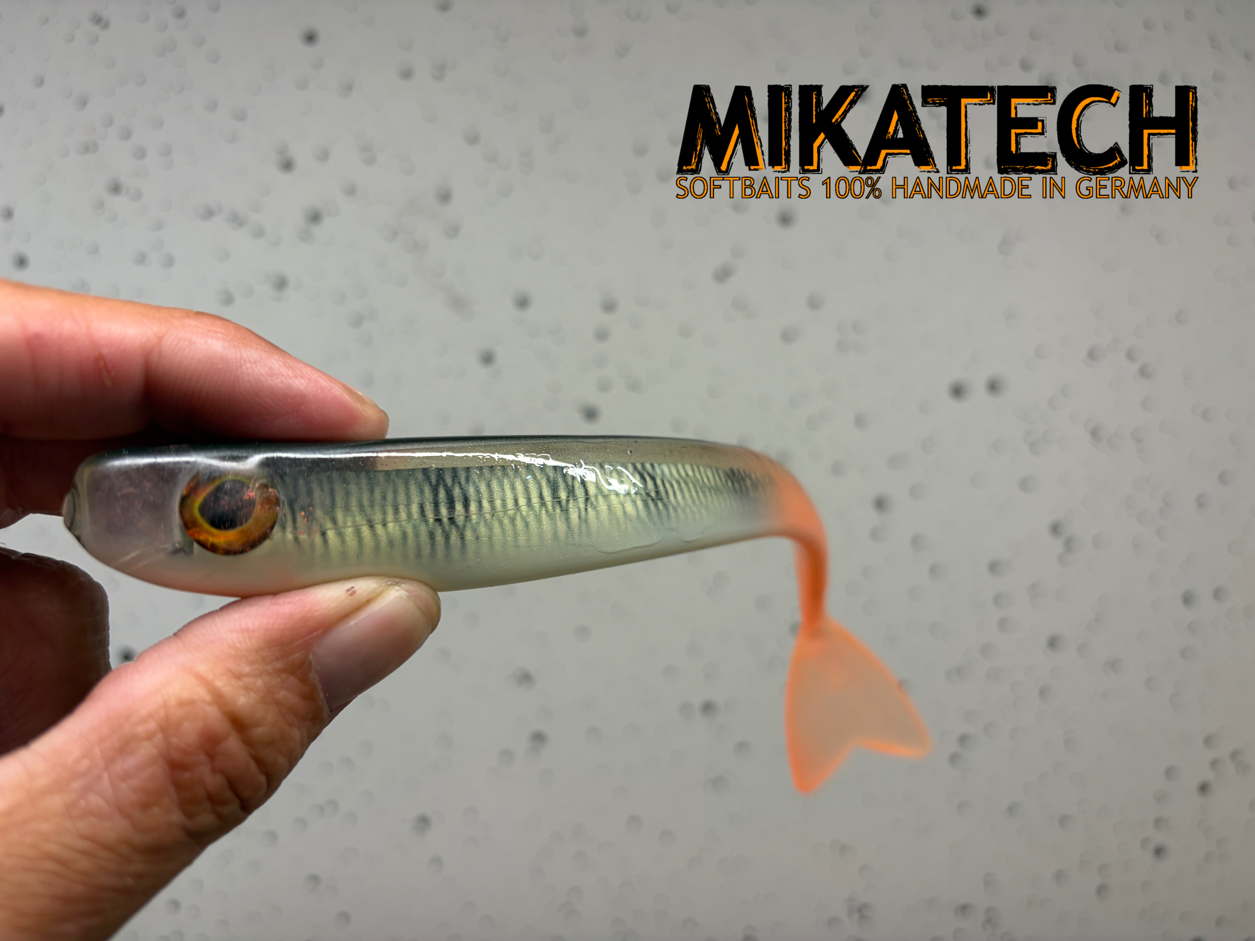 MIKATECH Real V-Shad 18 cm Barsch Folie UV